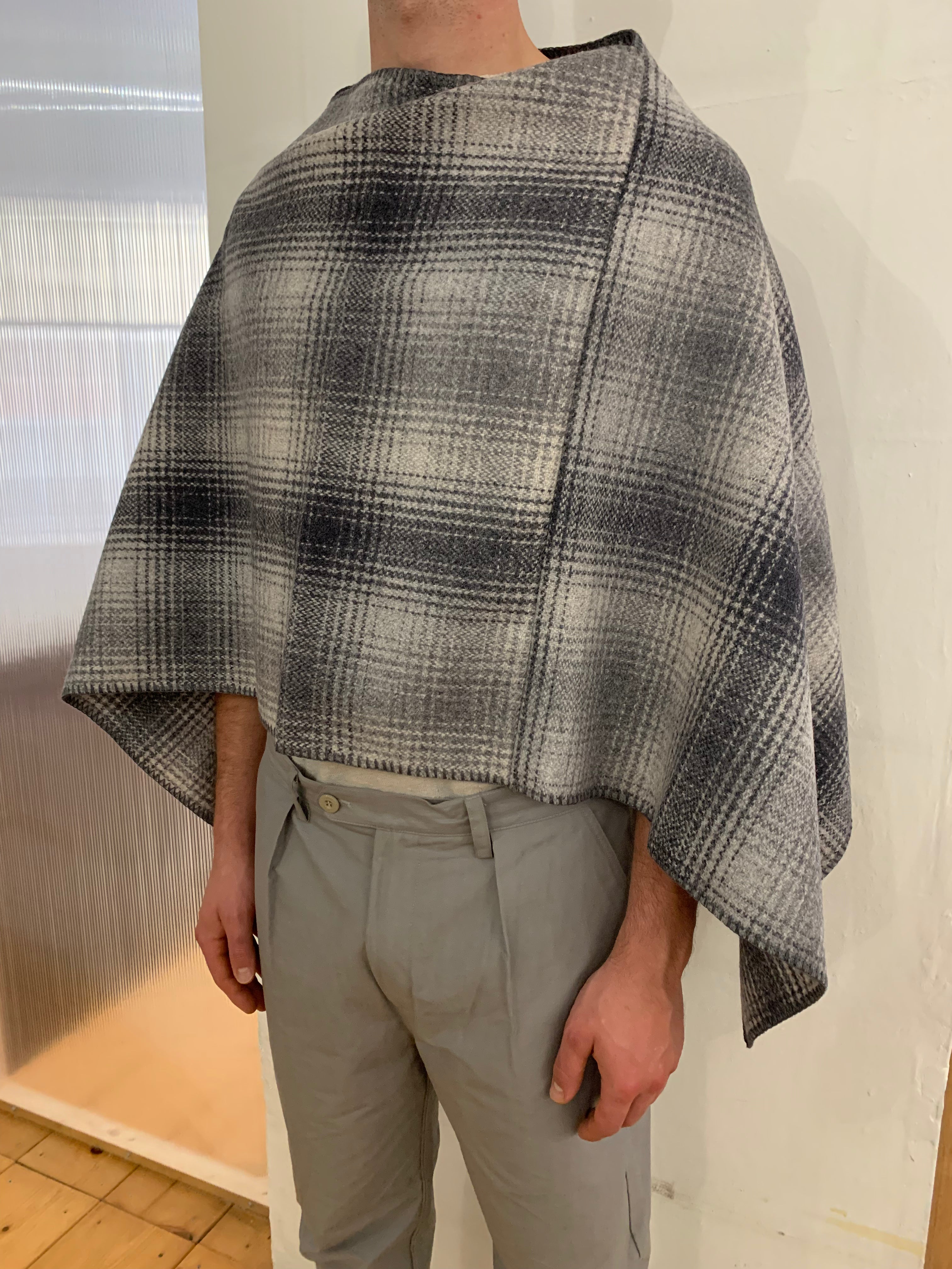 EASTWOOD - WOOL PONCHO - CHECK GREY